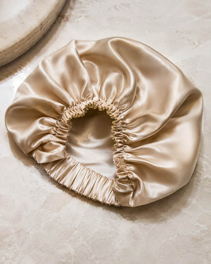 Bonnet en soie Nocève champagne sur marbre